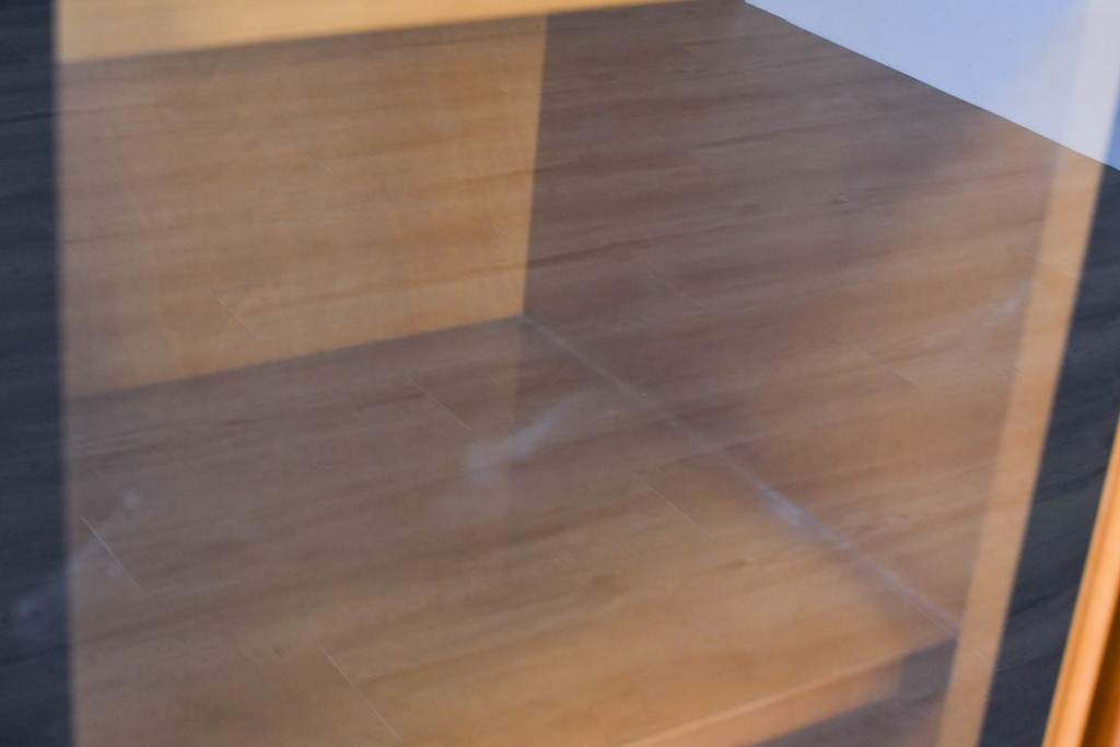 中古　美品　高級品　モリシゲ(MORISHIGE/森繁)　鳥眼杢(バーズアイ)が目を引く照明付きサイドボード(収納棚、戸棚、サイドキャビネット、食器棚、カップボード、飾り棚、コレクションケース)(定価約90万円)(R-083769)