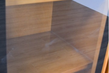 中古　美品　高級品　モリシゲ(MORISHIGE/森繁)　鳥眼杢(バーズアイ)が目を引く照明付きサイドボード(収納棚、戸棚、サイドキャビネット、食器棚、カップボード、飾り棚、コレクションケース)(定価約90万円)(R-083769)