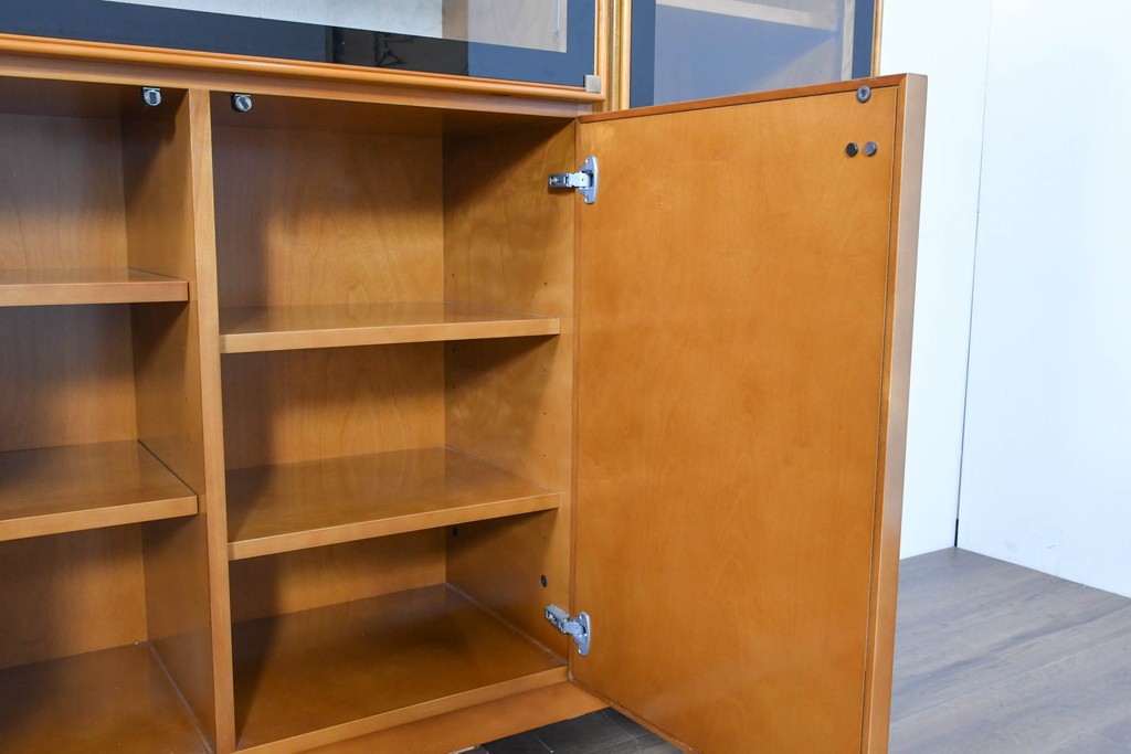 中古　美品　高級品　モリシゲ(MORISHIGE/森繁)　鳥眼杢(バーズアイ)が目を引く照明付きサイドボード(収納棚、戸棚、サイドキャビネット、食器棚、カップボード、飾り棚、コレクションケース)(定価約90万円)(R-083769)