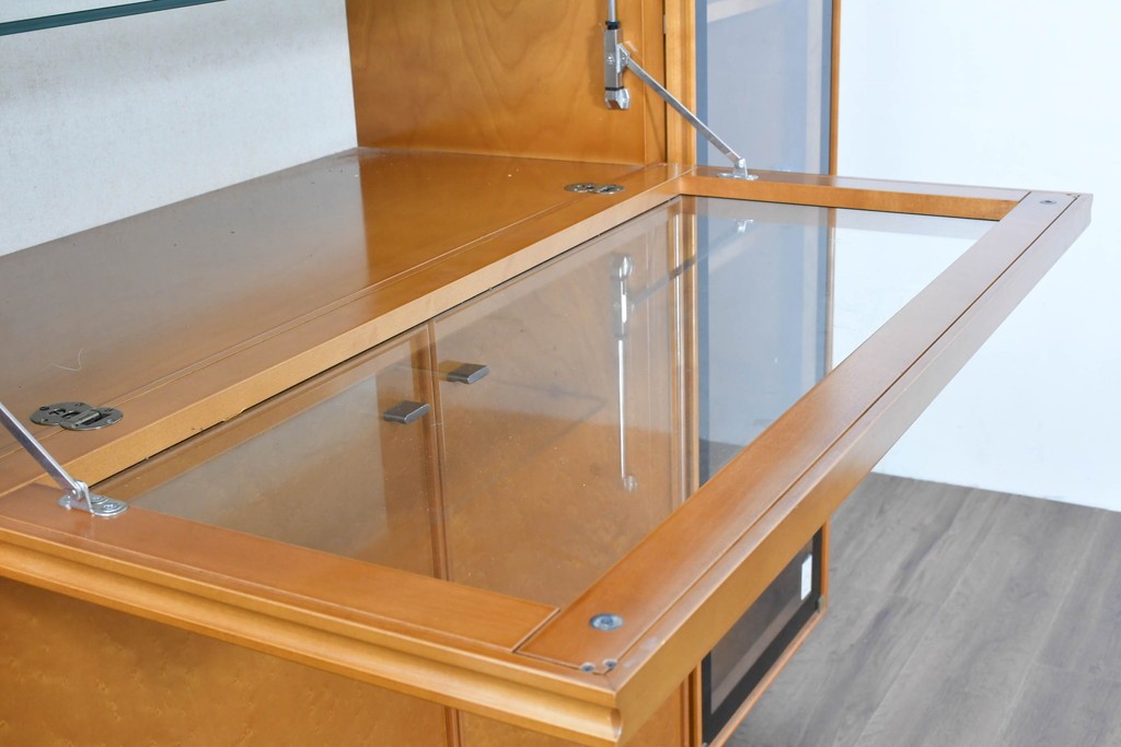 中古　美品　高級品　モリシゲ(MORISHIGE/森繁)　鳥眼杢(バーズアイ)が目を引く照明付きサイドボード(収納棚、戸棚、サイドキャビネット、食器棚、カップボード、飾り棚、コレクションケース)(定価約90万円)(R-083769)