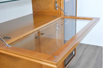 中古　美品　高級品　モリシゲ(MORISHIGE/森繁)　鳥眼杢(バーズアイ)が目を引く照明付きサイドボード(収納棚、戸棚、サイドキャビネット、食器棚、カップボード、飾り棚、コレクションケース)(定価約90万円)(R-083769)