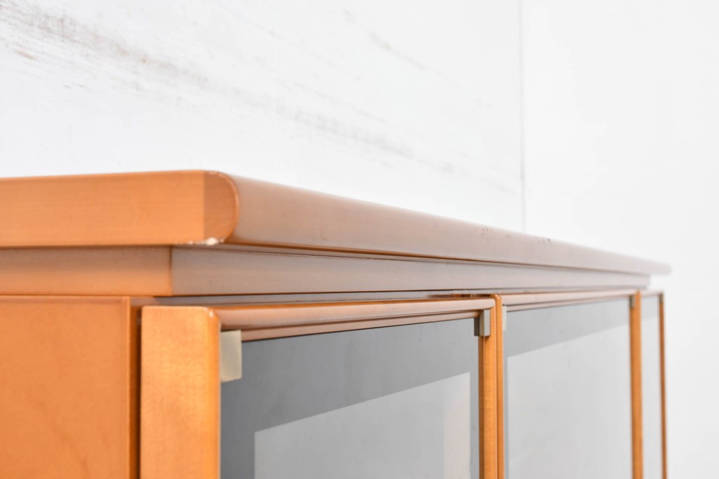 中古　美品　高級品　モリシゲ(MORISHIGE/森繁)　鳥眼杢(バーズアイ)が目を引く照明付きサイドボード(収納棚、戸棚、サイドキャビネット、食器棚、カップボード、飾り棚、コレクションケース)(定価約90万円)(R-083769)