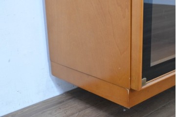 中古　美品　高級品　モリシゲ(MORISHIGE/森繁)　鳥眼杢(バーズアイ)が目を引く照明付きサイドボード(収納棚、戸棚、サイドキャビネット、食器棚、カップボード、飾り棚、コレクションケース)(定価約90万円)(R-083769)