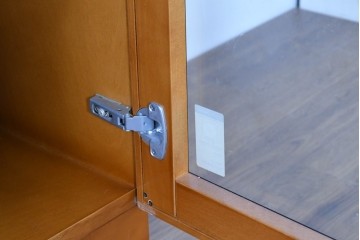 中古　美品　高級品　モリシゲ(MORISHIGE/森繁)　鳥眼杢(バーズアイ)が目を引く照明付きサイドボード(収納棚、戸棚、サイドキャビネット、食器棚、カップボード、飾り棚、コレクションケース)(定価約90万円)(R-083769)