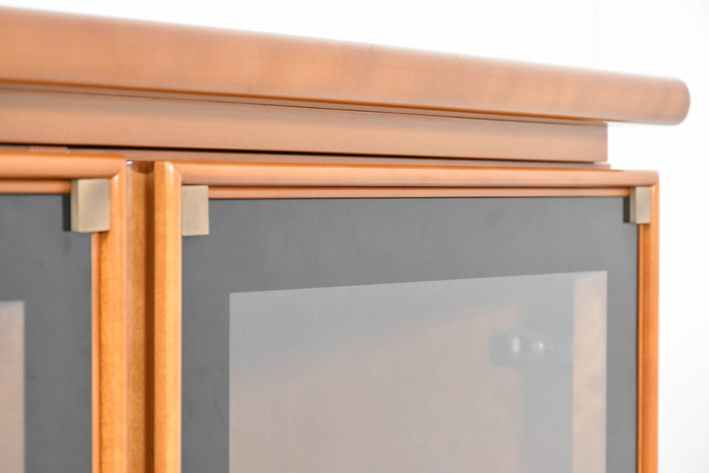 中古　美品　高級品　モリシゲ(MORISHIGE/森繁)　鳥眼杢(バーズアイ)が目を引く照明付きサイドボード(収納棚、戸棚、サイドキャビネット、食器棚、カップボード、飾り棚、コレクションケース)(定価約90万円)(R-083769)