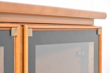 中古　美品　高級品　モリシゲ(MORISHIGE/森繁)　鳥眼杢(バーズアイ)が目を引く照明付きサイドボード(収納棚、戸棚、サイドキャビネット、食器棚、カップボード、飾り棚、コレクションケース)(定価約90万円)(R-083769)