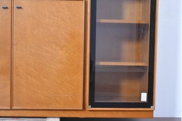 中古　美品　高級品　モリシゲ(MORISHIGE/森繁)　鳥眼杢(バーズアイ)が目を引く照明付きサイドボード(収納棚、戸棚、サイドキャビネット、食器棚、カップボード、飾り棚、コレクションケース)(定価約90万円)(R-083769)