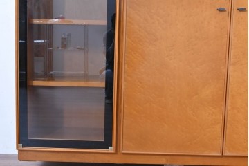 中古　美品　高級品　モリシゲ(MORISHIGE/森繁)　鳥眼杢(バーズアイ)が目を引く照明付きサイドボード(収納棚、戸棚、サイドキャビネット、食器棚、カップボード、飾り棚、コレクションケース)(定価約90万円)(R-083769)