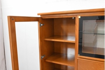 中古　美品　高級品　モリシゲ(MORISHIGE/森繁)　鳥眼杢(バーズアイ)が目を引く照明付きサイドボード(収納棚、戸棚、サイドキャビネット、食器棚、カップボード、飾り棚、コレクションケース)(定価約90万円)(R-083769)