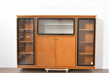 中古　美品　高級品　モリシゲ(MORISHIGE/森繁)　鳥眼杢(バーズアイ)が目を引く照明付きサイドボード(収納棚、戸棚、サイドキャビネット、食器棚、カップボード、飾り棚、コレクションケース)(定価約90万円)(R-083769)