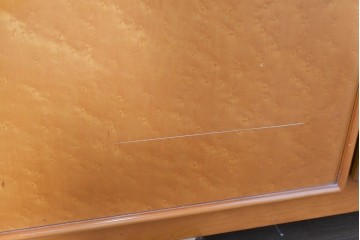 中古　美品　高級品　モリシゲ(MORISHIGE/森繁)　鳥眼杢(バーズアイ)が目を引く照明付きサイドボード(収納棚、戸棚、サイドキャビネット、食器棚、カップボード、飾り棚、コレクションケース)(定価約90万円)(R-083769)