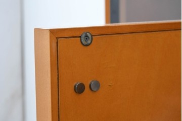 中古　美品　高級品　モリシゲ(MORISHIGE/森繁)　鳥眼杢(バーズアイ)が目を引く照明付きサイドボード(収納棚、戸棚、サイドキャビネット、食器棚、カップボード、飾り棚、コレクションケース)(定価約90万円)(R-083769)