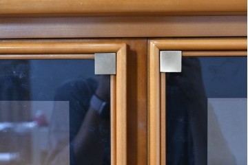 中古　美品　高級品　モリシゲ(MORISHIGE/森繁)　鳥眼杢(バーズアイ)が目を引く照明付きサイドボード(収納棚、戸棚、サイドキャビネット、食器棚、カップボード、飾り棚、コレクションケース)(定価約90万円)(R-083769)