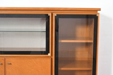 中古　美品　高級品　モリシゲ(MORISHIGE/森繁)　鳥眼杢(バーズアイ)が目を引く照明付きサイドボード(収納棚、戸棚、サイドキャビネット、食器棚、カップボード、飾り棚、コレクションケース)(定価約90万円)(R-083769)