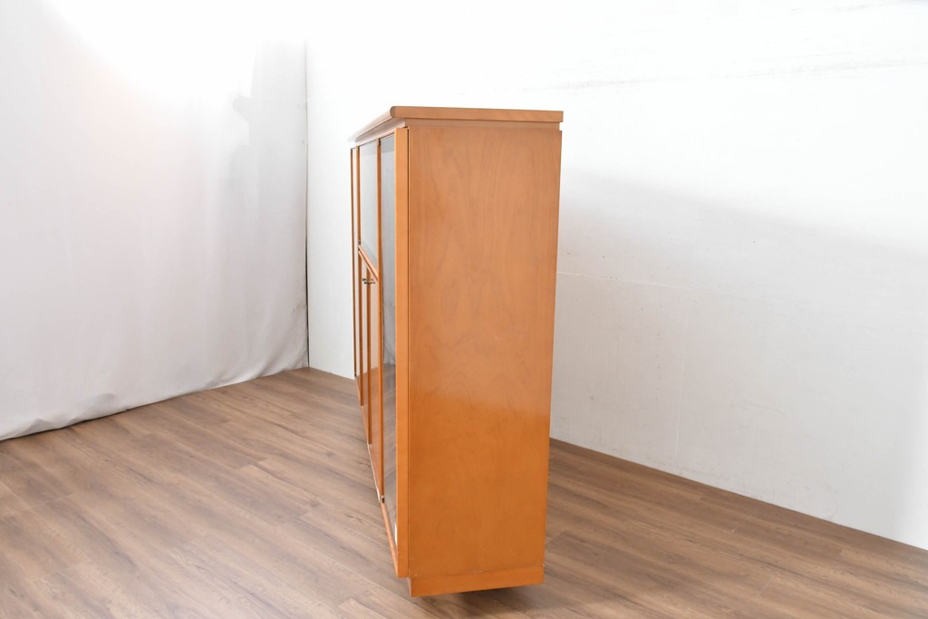 中古　美品　高級品　モリシゲ(MORISHIGE/森繁)　鳥眼杢(バーズアイ)が目を引く照明付きサイドボード(収納棚、戸棚、サイドキャビネット、食器棚、カップボード、飾り棚、コレクションケース)(定価約90万円)(R-083769)