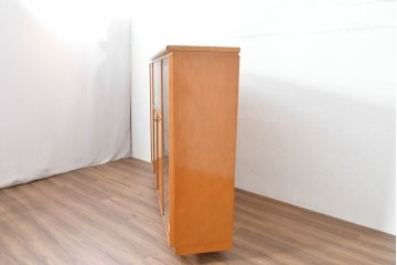 中古　美品　高級品　モリシゲ(MORISHIGE/森繁)　鳥眼杢(バーズアイ)が目を引く照明付きサイドボード(収納棚、戸棚、サイドキャビネット、食器棚、カップボード、飾り棚、コレクションケース)(定価約90万円)(R-083769)