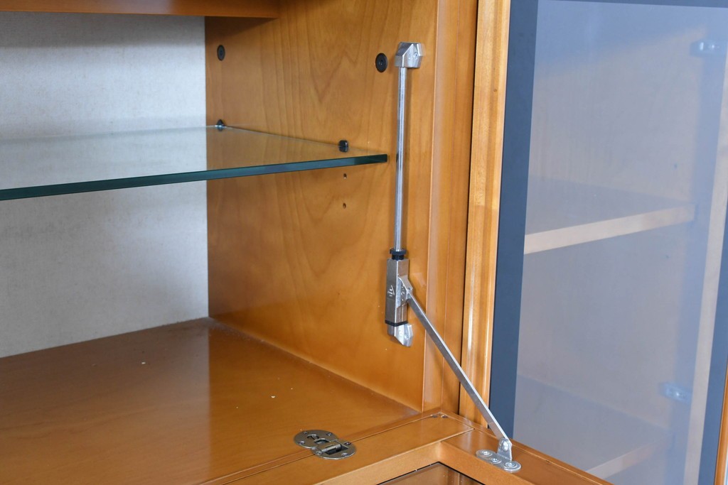 中古　美品　高級品　モリシゲ(MORISHIGE/森繁)　鳥眼杢(バーズアイ)が目を引く照明付きサイドボード(収納棚、戸棚、サイドキャビネット、食器棚、カップボード、飾り棚、コレクションケース)(定価約90万円)(R-083769)