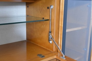 中古　美品　高級品　モリシゲ(MORISHIGE/森繁)　鳥眼杢(バーズアイ)が目を引く照明付きサイドボード(収納棚、戸棚、サイドキャビネット、食器棚、カップボード、飾り棚、コレクションケース)(定価約90万円)(R-083769)