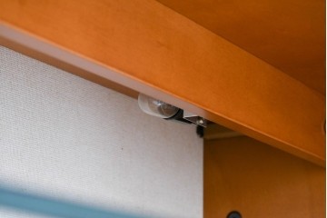 中古　美品　高級品　モリシゲ(MORISHIGE/森繁)　鳥眼杢(バーズアイ)が目を引く照明付きサイドボード(収納棚、戸棚、サイドキャビネット、食器棚、カップボード、飾り棚、コレクションケース)(定価約90万円)(R-083769)