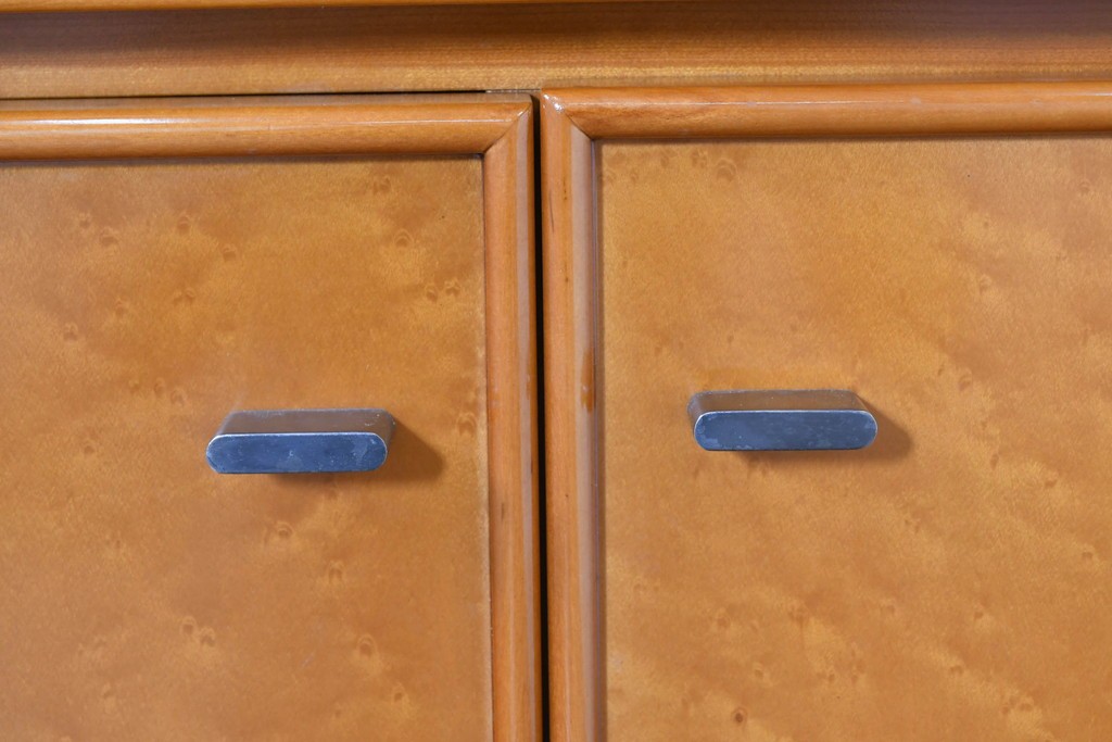 中古　美品　高級品　モリシゲ(MORISHIGE/森繁)　鳥眼杢(バーズアイ)が目を引く照明付きサイドボード(収納棚、戸棚、サイドキャビネット、食器棚、カップボード、飾り棚、コレクションケース)(定価約90万円)(R-083769)