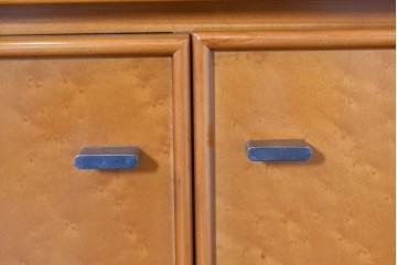 中古　美品　高級品　モリシゲ(MORISHIGE/森繁)　鳥眼杢(バーズアイ)が目を引く照明付きサイドボード(収納棚、戸棚、サイドキャビネット、食器棚、カップボード、飾り棚、コレクションケース)(定価約90万円)(R-083769)