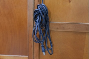 中古　美品　高級品　モリシゲ(MORISHIGE/森繁)　鳥眼杢(バーズアイ)が目を引く照明付きサイドボード(収納棚、戸棚、サイドキャビネット、食器棚、カップボード、飾り棚、コレクションケース)(定価約90万円)(R-083769)