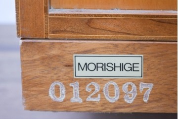 中古　美品　高級品　モリシゲ(MORISHIGE/森繁)　鳥眼杢(バーズアイ)が目を引く照明付きサイドボード(収納棚、戸棚、サイドキャビネット、食器棚、カップボード、飾り棚、コレクションケース)(定価約90万円)(R-083769)