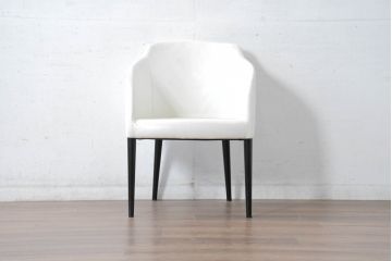 中古　美品　IDC大塚家具取り扱い　Elba(エルバ)　Emozione(エモジオーネ)　美しい曲線とモダンデザインが素敵な本革ダイニングチェア(レザー、アームチェア、イス、椅子)(定価約14万円)(R-083770)
