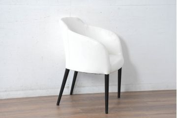 中古　美品　IDC大塚家具取り扱い　Elba(エルバ)　Emozione(エモジオーネ)　美しい曲線とモダンデザインが素敵な本革ダイニングチェア(レザー、アームチェア、イス、椅子)(定価約14万円)(R-083770)