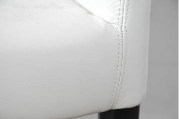 中古　美品　IDC大塚家具取り扱い　Elba(エルバ)　Emozione(エモジオーネ)　美しい曲線とモダンデザインが素敵な本革ダイニングチェア(レザー、アームチェア、イス、椅子)(定価約14万円)(R-083770)