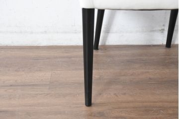 中古　美品　IDC大塚家具取り扱い　Elba(エルバ)　Emozione(エモジオーネ)　美しい曲線とモダンデザインが素敵な本革ダイニングチェア(レザー、アームチェア、イス、椅子)(定価約14万円)(R-083770)