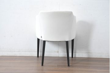 中古　美品　IDC大塚家具取り扱い　Elba(エルバ)　Emozione(エモジオーネ)　美しい曲線とモダンデザインが素敵な本革ダイニングチェア(レザー、アームチェア、イス、椅子)(定価約14万円)(R-083770)