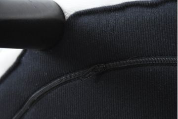 中古　美品　IDC大塚家具取り扱い　Elba(エルバ)　Emozione(エモジオーネ)　美しい曲線とモダンデザインが素敵な本革ダイニングチェア(レザー、アームチェア、イス、椅子)(定価約14万円)(R-083770)