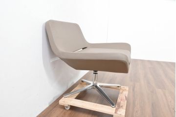 中古　未使用　展示品　B&B イタリア(Italia)　メトロポリタン(Metropolitan)　リプロダクト　上質な空間づくりにぴったりのエアロラウンジチェア(アームチェア、回転椅子、回転イス、1人掛け、一人掛け)(R-083771)