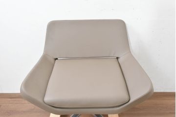 中古　未使用　展示品　B&B イタリア(Italia)　メトロポリタン(Metropolitan)　リプロダクト　上質な空間づくりにぴったりのエアロラウンジチェア(アームチェア、回転椅子、回転イス、1人掛け、一人掛け)(R-083771)