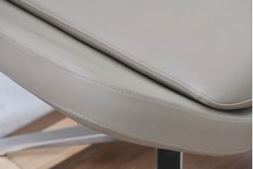 中古　未使用　展示品　B&B イタリア(Italia)　メトロポリタン(Metropolitan)　リプロダクト　上質な空間づくりにぴったりのエアロラウンジチェア(アームチェア、回転椅子、回転イス、1人掛け、一人掛け)(R-083771)