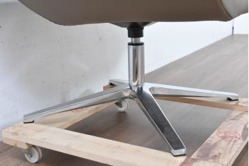 中古　未使用　展示品　B&B イタリア(Italia)　メトロポリタン(Metropolitan)　リプロダクト　上質な空間づくりにぴったりのエアロラウンジチェア(アームチェア、回転椅子、回転イス、1人掛け、一人掛け)(R-083771)