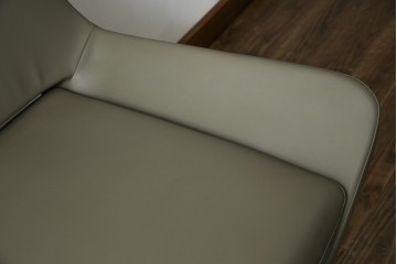 中古　未使用　展示品　B&B イタリア(Italia)　メトロポリタン(Metropolitan)　リプロダクト　上質な空間づくりにぴったりのエアロラウンジチェア(アームチェア、回転椅子、回転イス、1人掛け、一人掛け)(R-083771)