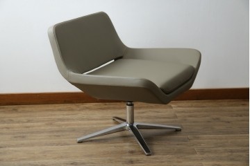 中古　未使用　展示品　B&B イタリア(Italia)　メトロポリタン(Metropolitan)　リプロダクト　上質な空間づくりにぴったりのエアロラウンジチェア(アームチェア、回転椅子、回転イス、1人掛け、一人掛け)(R-083771)