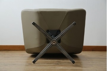 中古　未使用　展示品　B&B イタリア(Italia)　メトロポリタン(Metropolitan)　リプロダクト　上質な空間づくりにぴったりのエアロラウンジチェア(アームチェア、回転椅子、回転イス、1人掛け、一人掛け)(R-083771)