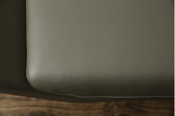 中古　未使用　展示品　B&B イタリア(Italia)　メトロポリタン(Metropolitan)　リプロダクト　上質な空間づくりにぴったりのエアロラウンジチェア(アームチェア、回転椅子、回転イス、1人掛け、一人掛け)(R-083771)