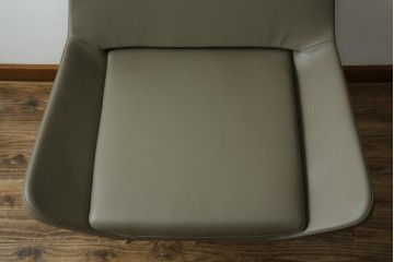 中古　未使用　展示品　B&B イタリア(Italia)　メトロポリタン(Metropolitan)　リプロダクト　上質な空間づくりにぴったりのエアロラウンジチェア(アームチェア、回転椅子、回転イス、1人掛け、一人掛け)(R-083771)