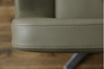 中古　未使用　展示品　B&B イタリア(Italia)　メトロポリタン(Metropolitan)　リプロダクト　上質な空間づくりにぴったりのエアロラウンジチェア(アームチェア、回転椅子、回転イス、1人掛け、一人掛け)(R-083771)