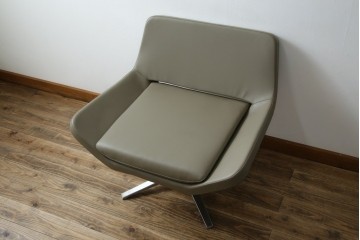 中古　未使用　展示品　B&B イタリア(Italia)　メトロポリタン(Metropolitan)　リプロダクト　上質な空間づくりにぴったりのエアロラウンジチェア(アームチェア、回転椅子、回転イス、1人掛け、一人掛け)(R-083771)