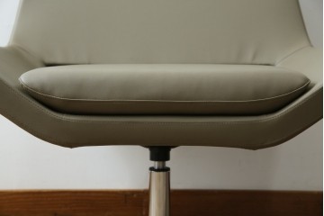 中古　未使用　展示品　B&B イタリア(Italia)　メトロポリタン(Metropolitan)　リプロダクト　上質な空間づくりにぴったりのエアロラウンジチェア(アームチェア、回転椅子、回転イス、1人掛け、一人掛け)(R-083771)