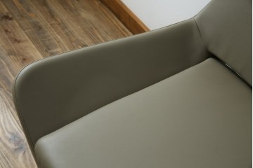 中古　未使用　展示品　B&B イタリア(Italia)　メトロポリタン(Metropolitan)　リプロダクト　上質な空間づくりにぴったりのエアロラウンジチェア(アームチェア、回転椅子、回転イス、1人掛け、一人掛け)(R-083771)