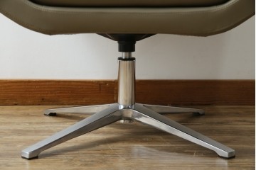 中古　未使用　展示品　B&B イタリア(Italia)　メトロポリタン(Metropolitan)　リプロダクト　上質な空間づくりにぴったりのエアロラウンジチェア(アームチェア、回転椅子、回転イス、1人掛け、一人掛け)(R-083771)