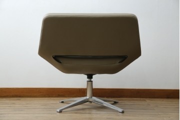 中古　未使用　展示品　B&B イタリア(Italia)　メトロポリタン(Metropolitan)　リプロダクト　上質な空間づくりにぴったりのエアロラウンジチェア(アームチェア、回転椅子、回転イス、1人掛け、一人掛け)(R-083771)