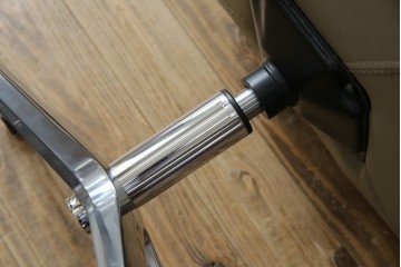 中古　未使用　展示品　B&B イタリア(Italia)　メトロポリタン(Metropolitan)　リプロダクト　上質な空間づくりにぴったりのエアロラウンジチェア(アームチェア、回転椅子、回転イス、1人掛け、一人掛け)(R-083771)