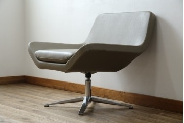 中古　未使用　展示品　B&B イタリア(Italia)　メトロポリタン(Metropolitan)　リプロダクト　上質な空間づくりにぴったりのエアロラウンジチェア(アームチェア、回転椅子、回転イス、1人掛け、一人掛け)(R-083771)